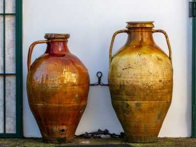 Una verandina ripara una serie di oggetti contadini, tra cui due �capasoni�, antiche giare in terracotta per la conservazione di vino o olio